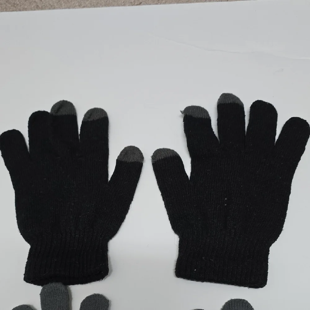 Black and Gray Knit Gloves Set